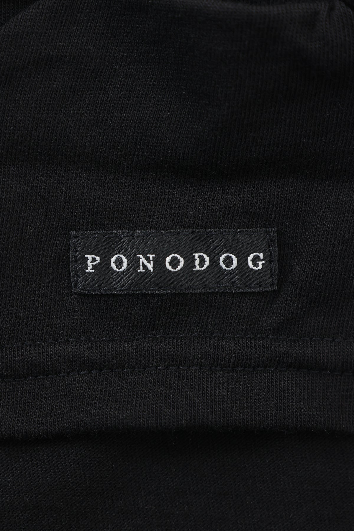 PONODOG Aegean Organic Cotton Tee ブラック｜ブランドタグと縫製ディテール