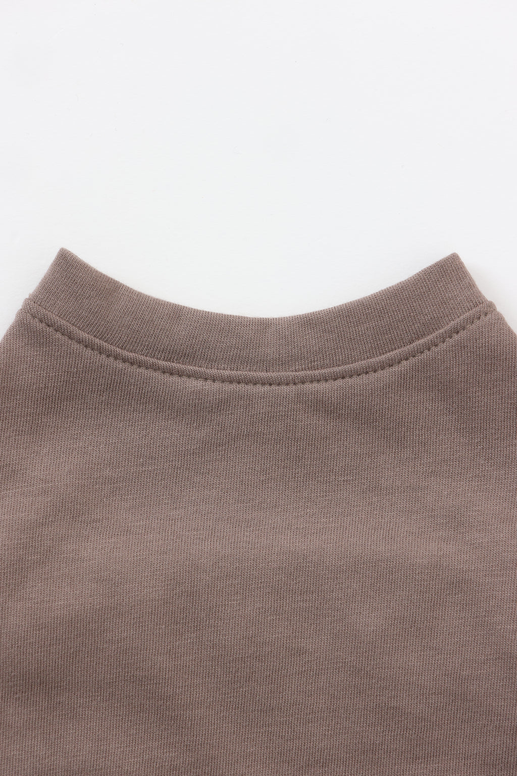 PONODOG Aegean Organic Cotton Tee グレージュ｜首まわりのデザインと縫製