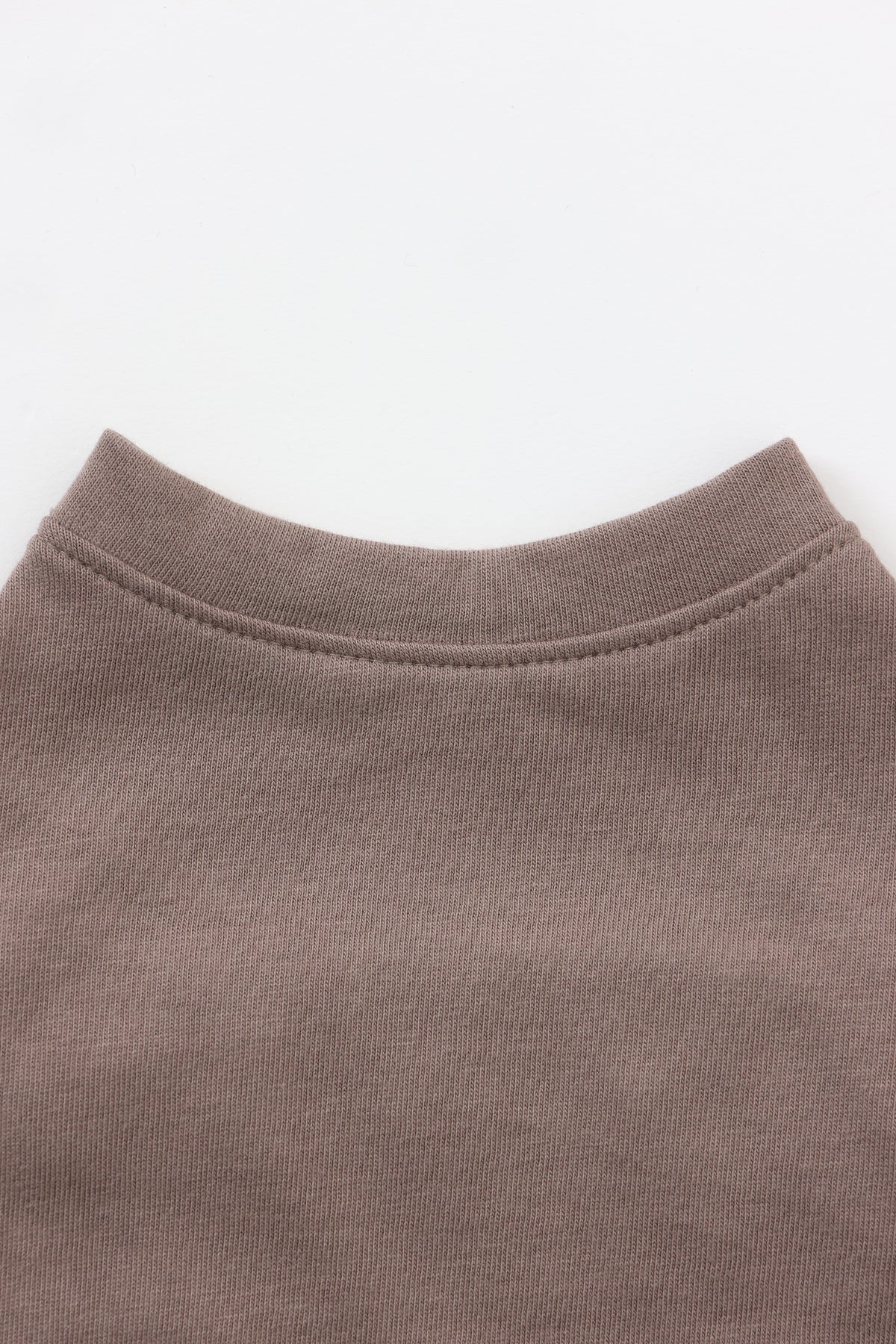 PONODOG Aegean Organic Cotton Tee グレージュ｜首まわりのデザインと縫製