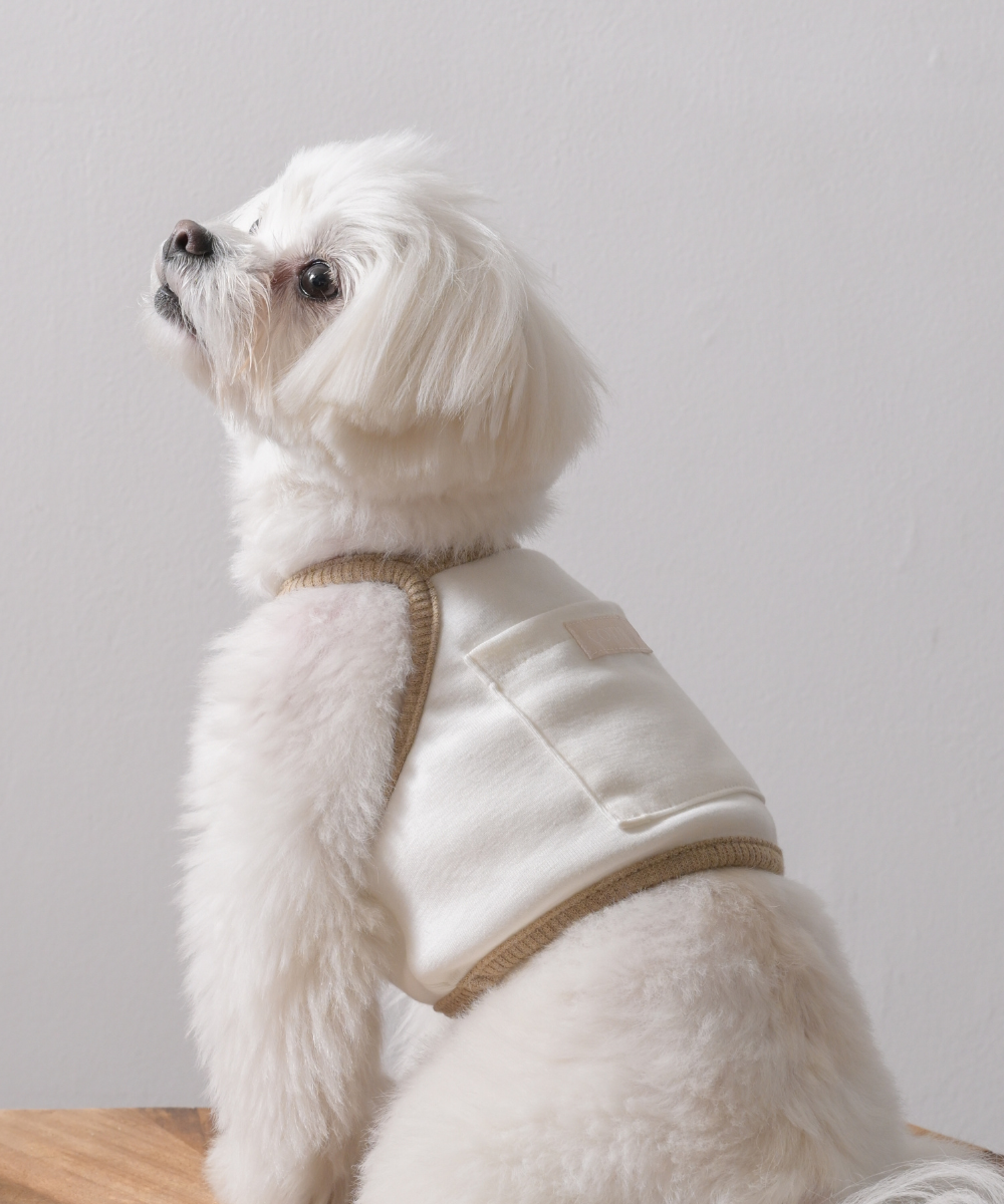 COTIRA × PONODOG別注カラー「Sand」の犬用クールウェア。背中に保冷剤ポケットを備えたショート丈デザイン。コットン55％・レーヨン45％のやわらかな冷感素材を使用した、UVカット機能付きの夏用ドッグウェア。