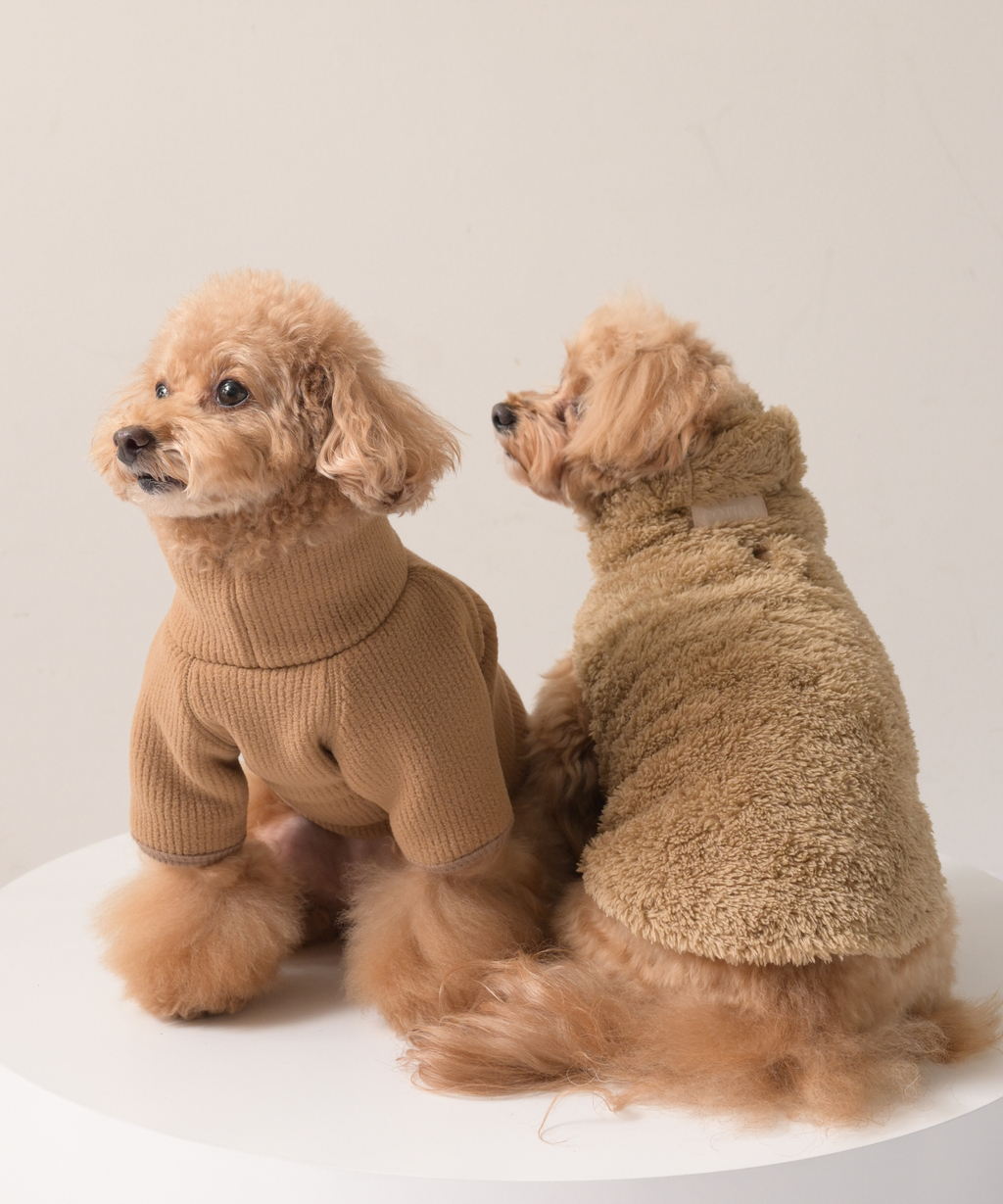 COTIRA × PONODOG別注カラー「キャメル」の犬用ハイネックリサイクルリブフリース。リサイクルポリエステル100％のやわらかな素材とラグラン袖を採用した、日本製の秋冬用ドッグウェア。