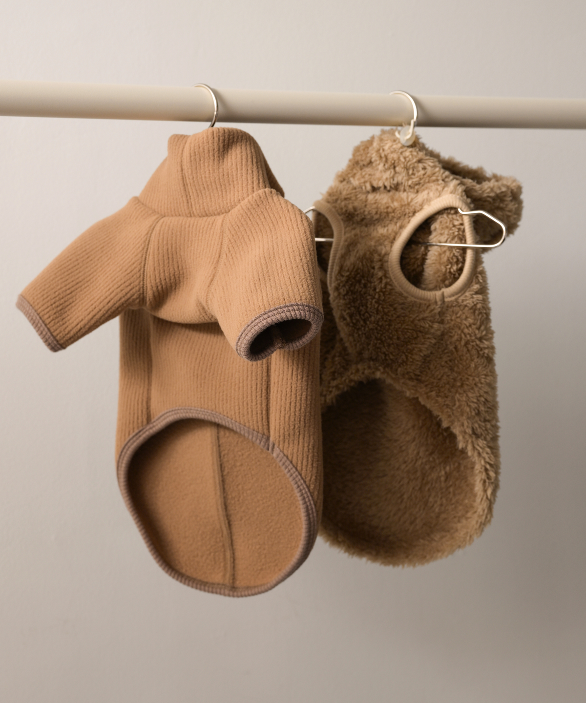 COTIRA × PONODOG別注カラー「キャメル」の犬用ハイネックリサイクルリブフリース。リサイクルポリエステル100％のやわらかな素材とラグラン袖を採用した、日本製の秋冬用ドッグウェア。