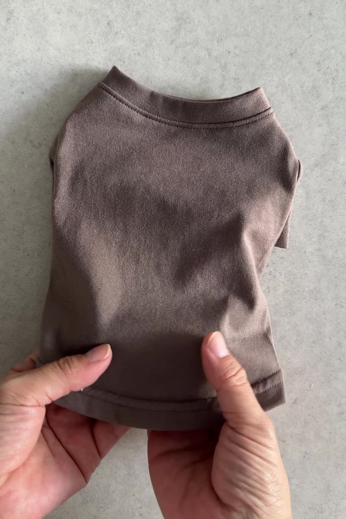 PONODOGの日本製犬服「Aegean Organic Cotton Tee」。トルコ産エーゲオーガニックコットン100％のやわらかな天竺素材を使用した犬用Tシャツ。広めの首まわりと適度にゆとりのあるシルエット。カラーはBlackとGreige、サイズはSS〜L。