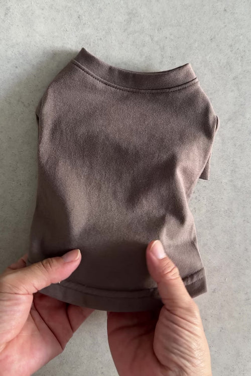 PONODOGの日本製犬服「Aegean Organic Cotton Tee」。トルコ産エーゲオーガニックコットン100％のやわらかな天竺素材を使用した犬用Tシャツ。広めの首まわりと適度にゆとりのあるシルエット。カラーはBlackとGreige、サイズはSS〜L。