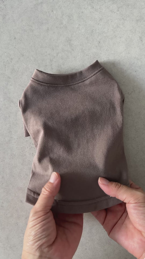 PONODOG Aegean Organic Cotton Tee グレージュ｜日本製オーガニックコットン犬服の生地感と柔らかさを手で紹介する動画